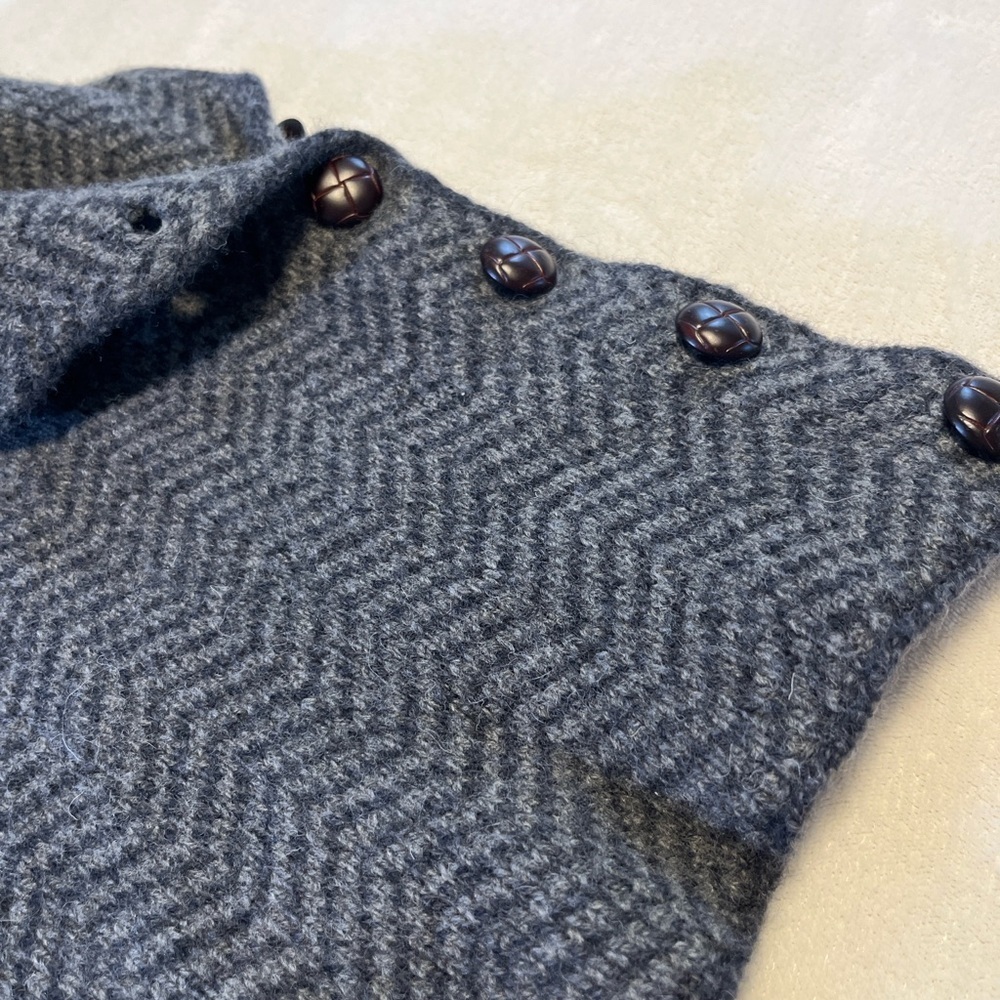 Gray Herringbone Poncho 100% Merino Wool Aran Woollen Mills Made in Ireland - Picture 2 of 5